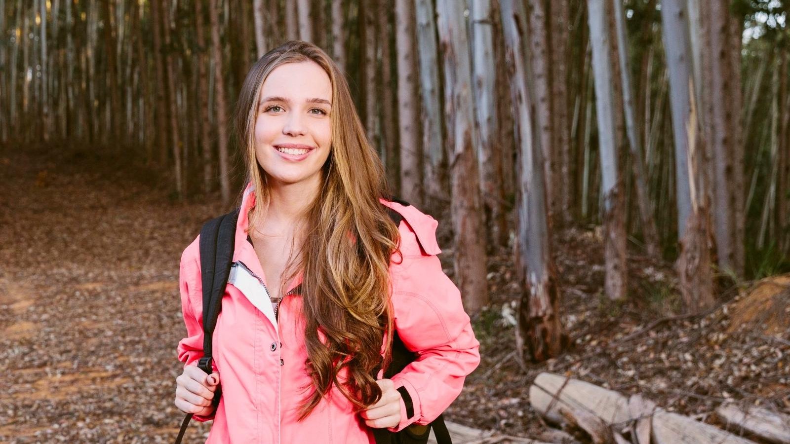 Jeune fille en forêt